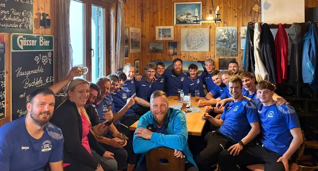 Die Leobener Handballer mit den Hüttenwirten Jenny Braier (2.v.l) und Gerhard Pilat (3.v.l) | Foto: Sportunion Leoben