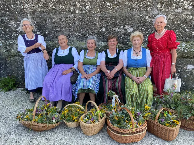Anterhinger Kräuterfrauen mit ihren Produkten. Von links: Frieda Aigner, Gitti Herr, Gisela Jell, Lydia Lebesmühlbacher, Elisabeth Stadler und Olga Humer. | Foto: Kräutergarten Anthering