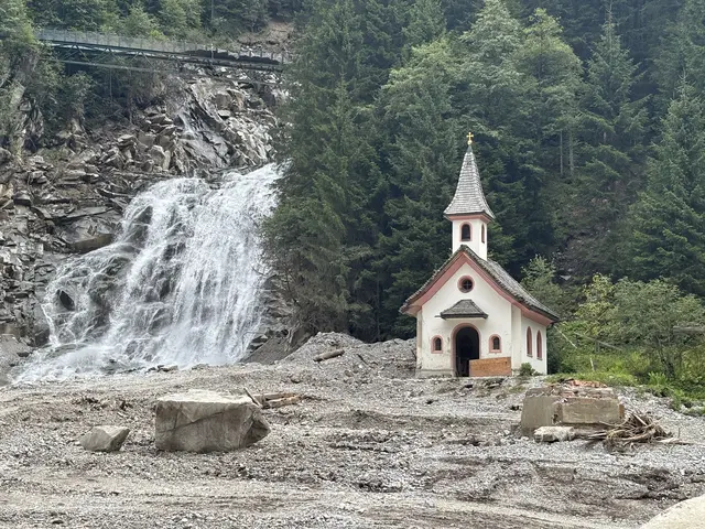 Die Josefskapelle, einst Teil des Mühlendorfs, überstand die Mure beinahe unversehrt. | Foto: Martina Obertimpfler