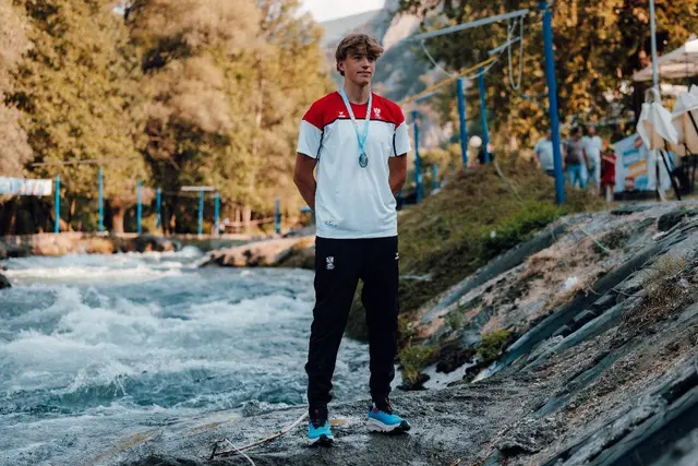  Am Ufer der Treska: Max Steinbrenner blickt nach seiner Silberfahrt bereits auf die nächsten Ziele, die Junioren-EM in Slowenien. | Foto: ÖO/Michael Meindl