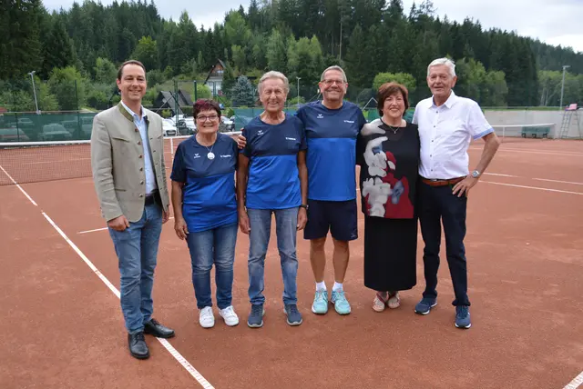 Bürgermeister Martin Schuchaneg (li) und TC-Obmann Hannes Kreinbucher (4. v.li) mit den Gründungsmitgliedern und nunmehrigen Ehrenmitgliedern Barbara und Hans Wasserfall, Helmut Feichter und Irene Huber-Meisenbichler  | Foto: Peter Taurer