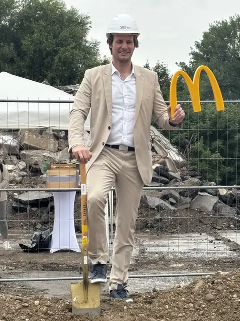 Sport und Fast Food? Für Betreiber Richard Jäger kein Widerspruch – mit seinen Filialen fördert er aktiv lokale Sportvereine. | Foto: MeinBezirk/Kern
