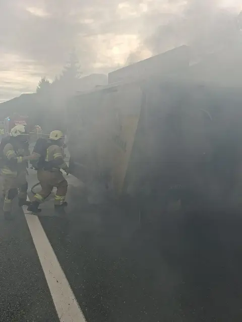 Am Anhänger entstand aufgrund des Brandes erheblicher Sachschaden. | Foto: ZOOM.Tirol