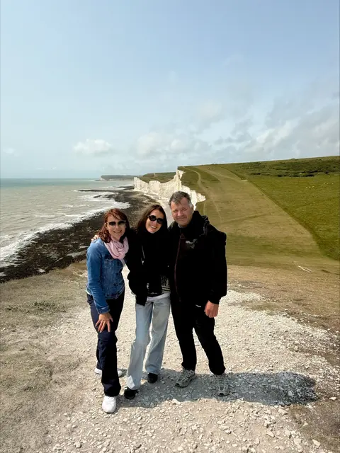 Miriam Hauser mit ihren Eltern, Edith und Martin Hauser, an der schottischen Küste. | Foto: Franz Gruber