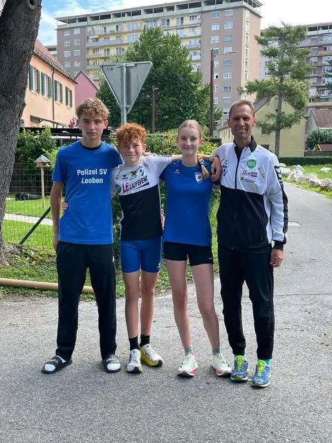 Erfolgreiche Straßenläuferinnen und -läufer (v. l.): Christoph Müller, Nico Lieber, Sarah Deutsch mit PSV-Trainer Richard Nudl. | Foto: PSV Leoben