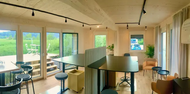 Die vollständig ausgestatteten, klimatisierten Arbeitsplätze bieten eine praktische Alternative zum Homeoffice. | Foto: Technologiezentrum Mondseeland