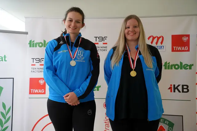 Eva Perterer (rechts) und Daniela Hasslwanter (beide SG Fieberbrunn) holten Gold und Silber im Liegend frei der Frauen bei den Landesmeisterschaften für Kleinkalibergewehr in Innsbruck | Foto: Christian Kramer / TLSB