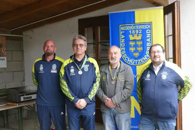 Landessportleiter Thomas Havlicek, Wolfgang Nowotny, Ernst Juhitzer und 2. Landesschützenmeister Peter Aitonitsch | Foto: JSG Waidhofen/Thaya