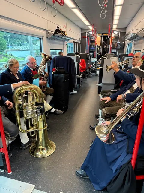 Ein besonderes Highlight waren die über 80 Musikanten entlang der Strecke, die sich zu einem gemeinsamen musikalischen Erlebnis in den Zügen und vor dem Kulturhaus Hochfilzen zusammenfanden. | Foto: Regio Tech