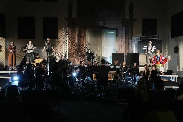 Links: Katharina Wegscheider (Euridice), Lena Obexer (Proserpina), Olivier Benoît (Orfeo)
Mitte: Tim Lehmann (Pluto)
Rechts: Sebastian Taschner (Aristeo), Antonia Ortner (Amor)
Vordergrund: Euridice Barockorchester der Anton Bruckner Privatuniversität (Leitung: Elisabeth
Wiesbauer), Erich Traxler (Musikalische Leitung) | Foto: Reinhard Winkler