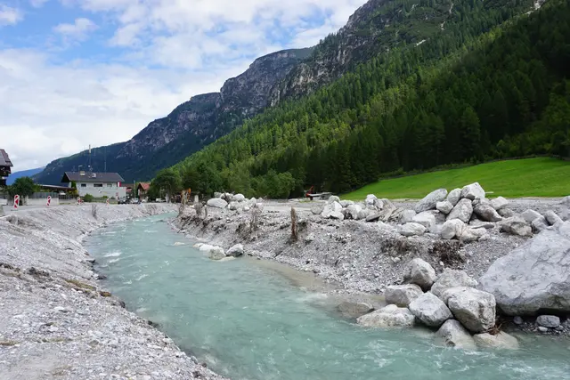In der Dorfmitte sind die Aufräumarbeiten beinahe abgeschlossen.  | Foto: Martina Obertimpfler