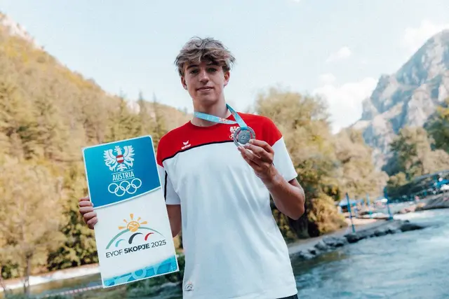  Stolz auf seinen Erfolg: Max Steinbrenner mit der offiziellen EYOF-Urkunde und Medaille am Ufer der Rennstrecke. | Foto: ÖO/Michael Meindl