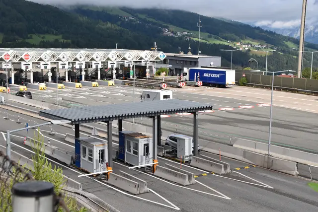 Die Mautstelle Schönberg an der A13 Brennerautobahn – mitten im Dorf gelegen und umstritten wegen Lärm und Stau | Foto: Kainz