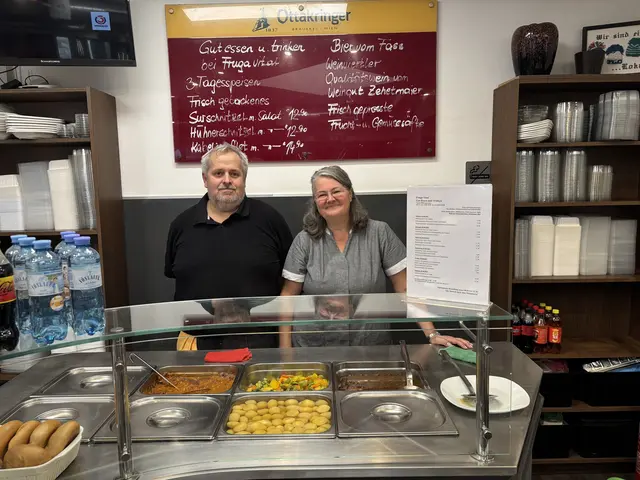 Markus Pöltl und Karin bieten täglich warme Speisen, die von Reisfleisch bis zum "besten Kartoffelsalat" reichen. | Foto: Ipirotis/MeinBezirk