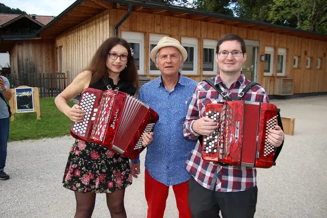 Ferdinand Götz mit dem Musiker-Duo Gerald Bok und Angelina.