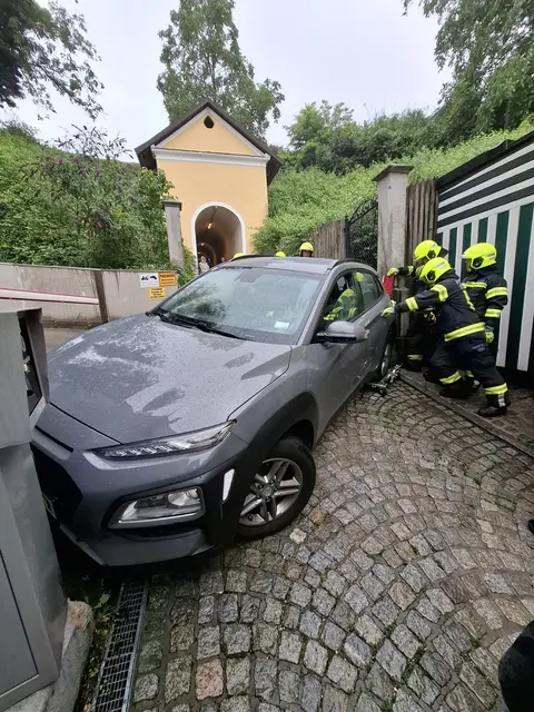 Der oder die Lenker:in des Fahrzeuges kam aus der Situation allein nicht mehr raus. | Foto: FF St. Florian