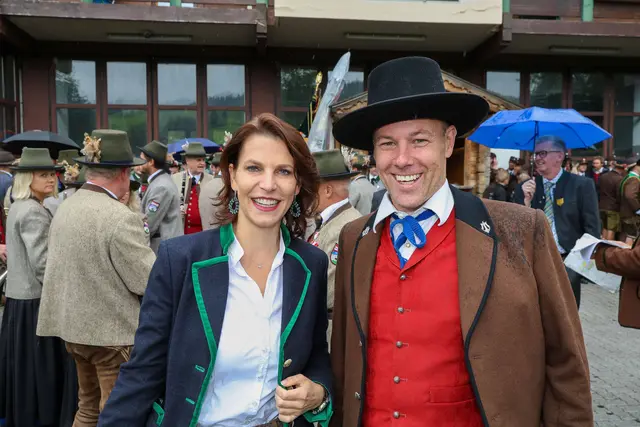 Landeshauptfrau Karoline Edtstadler mit Markus Rohrmoser (Obmann der Trachtenmusikkapelle Maria Alm).  | Foto: Land Salzburg/Neumayr/Hölzl