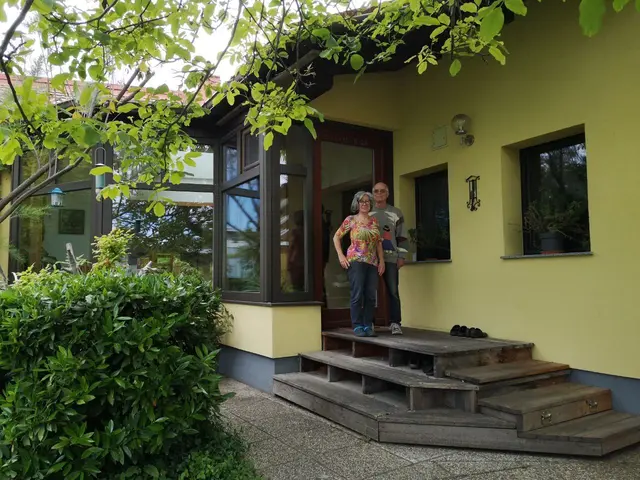 Familie Trink mit ihrem Haus. | Foto: zVg/Trink