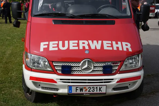 Die Ölspuren wurden durch die FF Radenthein, im Einsatz mit acht Einsatzkräften und zwei Fahrzeugen, mittels Ölbindemittel gebunden (Symbolfoto) | Foto: MeinBezirk.at