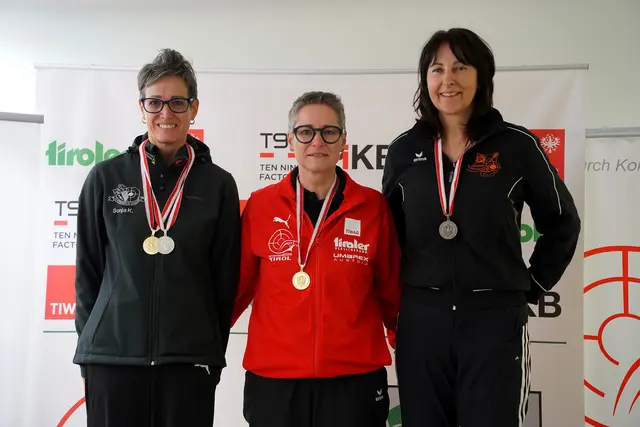 Martina Chamson (Mitte - SG Absam) holte Gold im 2x30 Bewerb der Seniorinnen 1 bei den Landesmeisterschaften für Kleinkalibergewehr in Innsbruck | Foto: Christian Kramer / TLSB