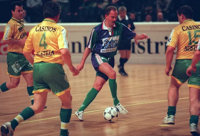 Herbert Prohaska setzt sich im Promi-Spiel zwischen einer Auswahl von Rapid/Austria und Velky Biel gegen die gegnerische Abwehr durch. (Archiv) | Foto: TECHT Hans / APA / picturedesk.com
