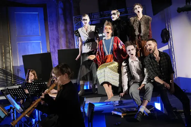 Schlussszene
1. Reihe: Sebastian Taschner (Aristeo), Olivier Benoît (Orfeo)
2. Reihe: Antonia Ortner (Amor)
3. Reihe: Lena Obexer (Proserpina), Tim Lehmann (Pluto), Katharina Wegscheider (Euridice) | Foto: Reinhard Winkler