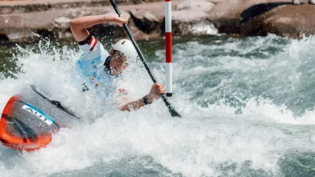  Max Steinbrenner in Action: Mit voller Konzentration durch das Wildwasser der Treska-Strecke in Skopje. | Foto: ÖO/Michael Meindl