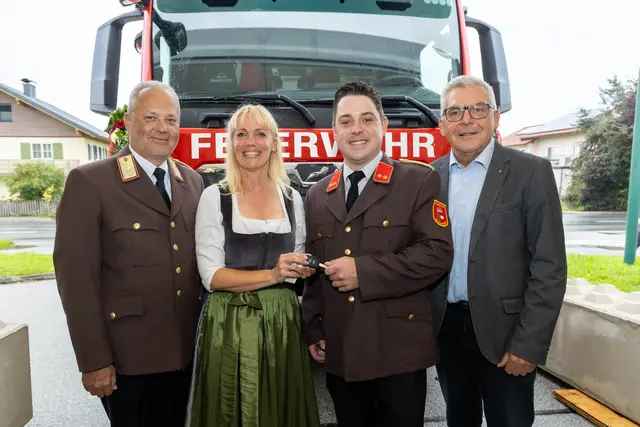 Von links: Landesfeuerwehrkommandant Günter Trinker, Bürgermeisterin Waltraud Brandstetter, Ortsfeuerwehrkommandant Matthias Ganisl und Landesrat Josef Schwaiger. | Foto: Land Salzburg/Neumayr/Hofer
