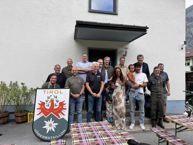 Starke Kameradschaft sichtbar gemacht: Offizielle Dach-Übergabe an die Familie Unterweger mit Unterstützern, Kameraden und Wegbegleitern. | Foto: Verein Freunde des Jägerbataillon Tirol