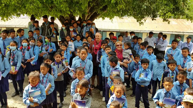 Die Schulkinder haben Bücher und Hefte bekommen. | Foto: Weikenkas