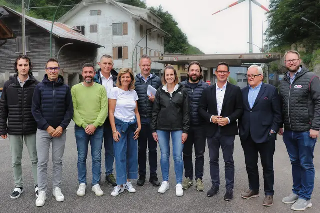 vlnr. Christian Rugo, Stefano Mazzolini (Vize-Präsident), Claudio
Coradazzi (Comunità di montagna della Carnia), Ingo Ortner, Elisabeth
Dieringer (EU-Abgeordnete), Nicola Cescutti (Confindustria FVG),
Victoria Gailer (Karnische Werkstätten), Luca Scrignaro (Bgm. Paluzza),
Ronny Rull (LAbg, Gemeindeverbandsvorsitzender), Enzo Unfer (ehem.
Direktor der Europäischen Investitionsbank), Marc Germeshausen (Europa
Direkt Kärnten) | Foto: Ingo Ortner