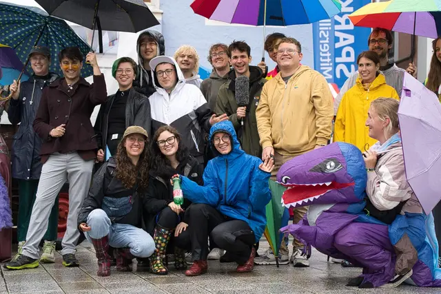 Das Heublumen-Team ließ sich trotz Regen die Laune nicht verderben und so wurde es eine bunte Mittersill-Pride. | Foto: Arthur Zizka