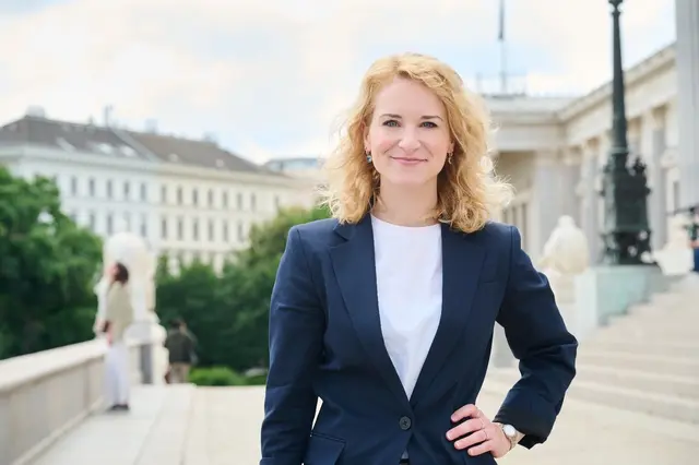 Am Equal Pension Day wird sichtbar, wie groß die Pensionslücke zwischen Männern und Frauen in Österreich noch immer ist – Frauen erhalten rund 40 Prozent weniger. Frauenministerin Eva-Maria Holzleitner (SPÖ) fordert im Interview mit Ö1 deshalb mehr Lohntransparenz, besseren Zugang zu Vollzeitarbeit und einen raschen Ausbau der Kinderbetreuung, um diese Ungleichheit endlich zu beenden.
| Foto: Kurt Prinz