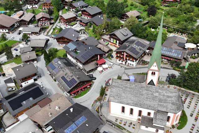 Die PV-Anlagen auf den Dächern von Alpbach. Am 6. Oktober wird dann um 19 Uhr zur Informationsveranstaltung ins Veranstaltungszentrum Münster geladen. | Foto: KlimaWerkstatt Alpbachtal/Rainer Unger 