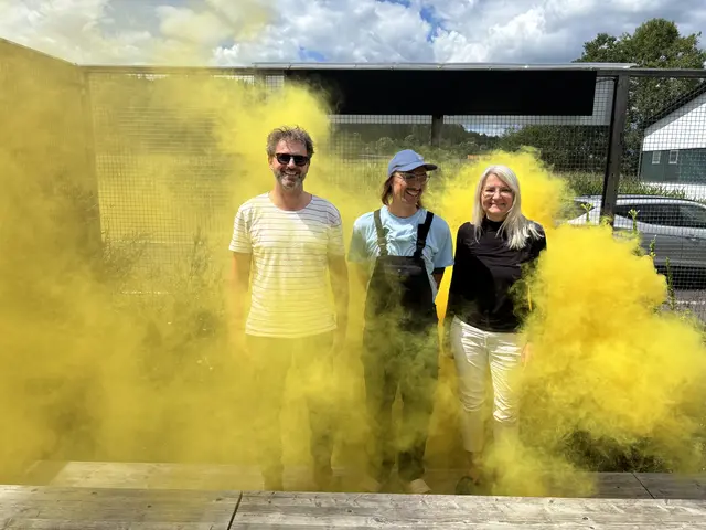 Mit Regisseur Franz von Strolchen, Kurator Alfred Lenz und Leiterin Kunst im öffentlichen Raum Gabriele Mackert wird die Straße zum Theaterstück. | Foto: MeinBezirk