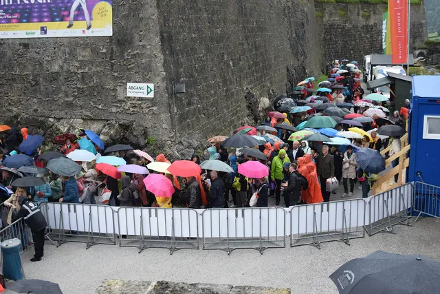 Regen gab es nur vor der Aufführung. Außerdem ist die Tribüne auf der Festung überdacht. | Foto: © Friedl Schwaighofer