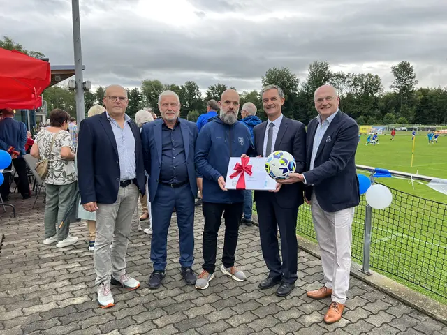 Auch der Präsident des steirischen Fußballverbandes, Wolfgang Bartosch (r.), stellte sich als Gratulant beim SV Neudau ein. | Foto: Marktgemeinde Neudau