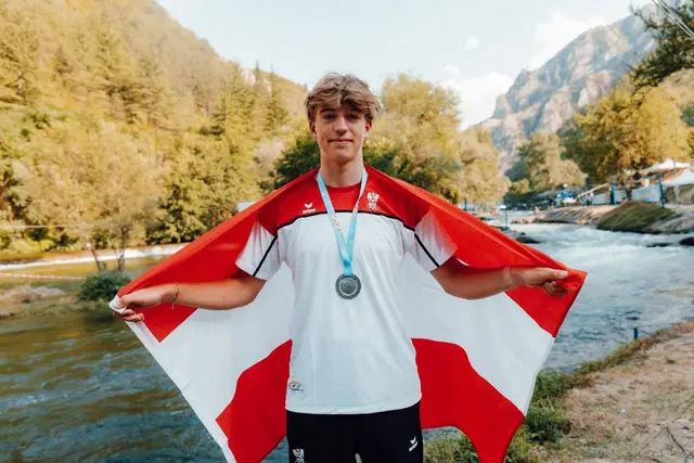  Mit der österreichischen Fahne im Rücken: Max Steinbrenner holt bei seinem ersten olympischen Großevent die Silbermedaille. | Foto: ÖO/Michael Meindl