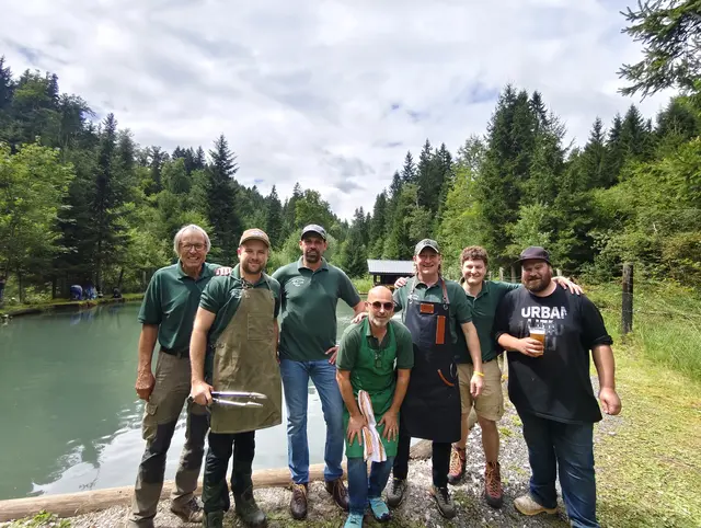 Obmann Peter Brandstätter (3. v.l.) und Stellvertreter Stichaller Rene (2. v.l.)und die Mitglieder des Sportfischvereins Nötsch sorgten für ein gelungenes Fest. | Foto: MeinBezirk