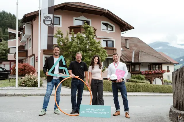 V.l.n.r.: Bürgermeister Markus Freimüller, Herbert Zavadil (Alpen Glasfaser), Mia Freimüller und Marco Eder (Magenta Telekom),  | Foto: Ariane Stranz 
