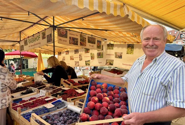 Der Ebenthaler "Obstkaiser" Manfred Reautschnig vom Rabahof hat für die Naschkatzen jede Menge Obst, das am Grill sein Aroma entfaltet.