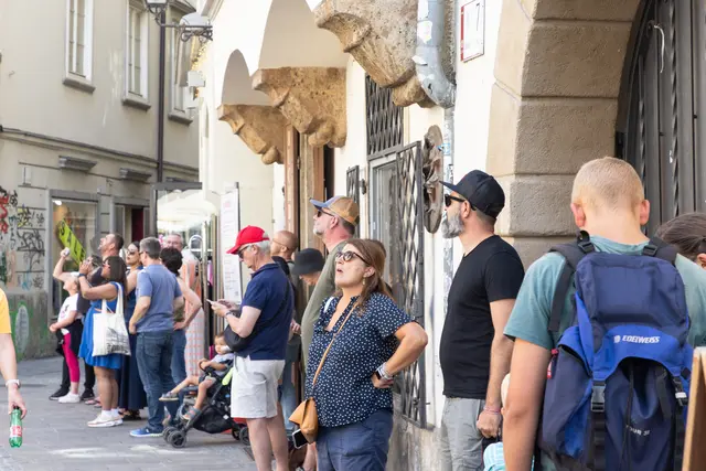 Täglich grüßt das Murmeltier: Touristen warten aufs Glockenspiel, doch dieses ist seit Ostern kaputt ... | Foto: Konstantinov