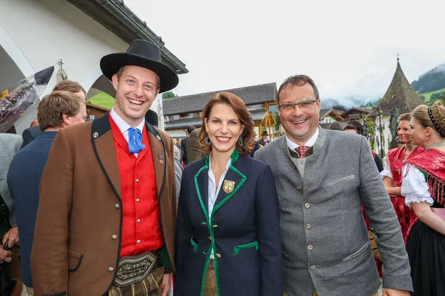 Landeshauptfrau Karoline Edtstadler mit Vizebürgermeister Dominik Struber (links) und Bürgermeister Rudolf Müllner.  | Foto: Land Salzburg/Neumayr/Hölzl