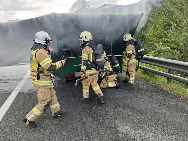 Die Feuerwehr Schwaz rückte an und konnte den Brand schließlich unter Kontrolle bringen. | Foto: ZOOM.Tirol