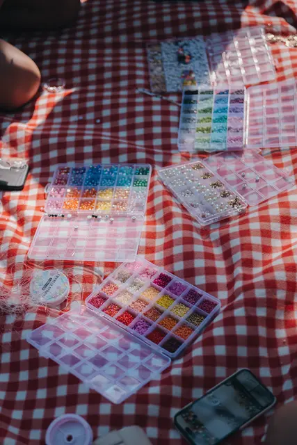 Das Basteln und Tauschen von Freundschaftsarmbändern ist ein wichtiger Bestandteil der Veranstaltung.  | Foto: Sara Bayerkuhnlein