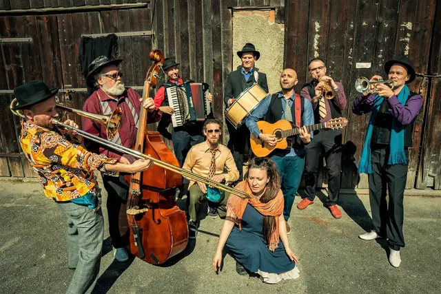 Die neunköpfige Band Romanovstra mit Mitgliedern aus Rumänien, Ungarn, Bulgarien, Linz und Ottensheim sorgt am 30. August im Kulturverein NH10 für einen würdigen Abschluss des Konzertsommers. | Foto: Dorothea Schuster