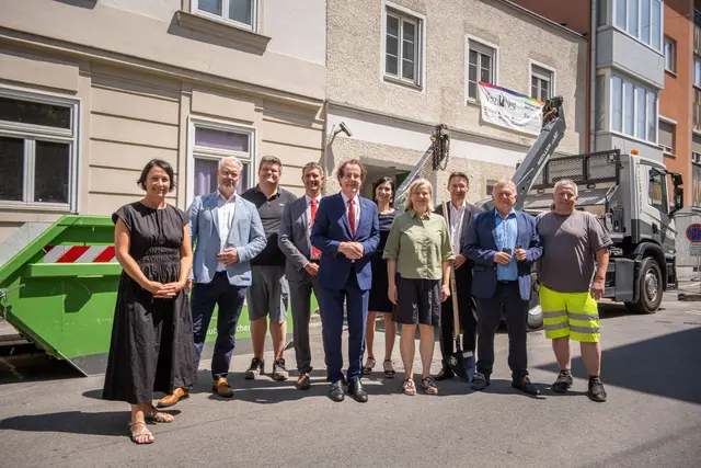 Lokalaugenschein auf der Baustelle: Martina Schröck (Obfrau VinziWerke), Harald Posch (Geschäftsführer Servus Abfall), Stephan Steinwidder (Leiter VinziNest), Ralf Mittermayr (Vorstandsvorsitzender/CEO Saubermacher), Hans Roth (Gründer Saubermacher), Alexandra Loidl (Leitung Abfallwirtschaft Holding Graz), Vizebürgermeisterin Judith Schwentner, Gert Heigl (Vorstandsdirektor Infrastruktur &amp; Energie Holding Graz), Wolfgang Malik (CEO/Vorstandsvorsitzender Holding Graz) (v. l.) | Foto: Alexander Danner