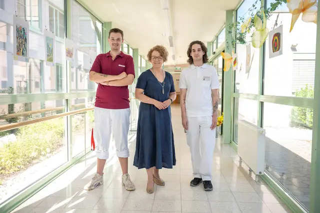 Zivildiener Sebastian Baum, Landesrätin Christiane Teschl-Hofmeister und Zivildiener Leo Böck. | Foto: NÖ LGA / Robert Herbst