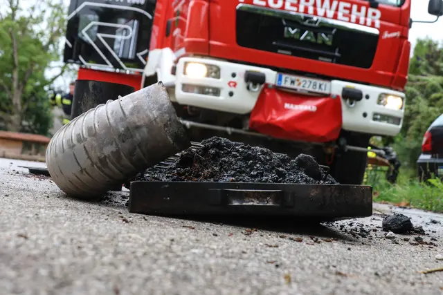 Ein Brand in der Selche eines landwirtschaftlichen Betriebs in Kremsmünster hat zum Einsatz dreier Feuerwehren, der Polizei und eines Rauchfangkehrers geführt. | Foto: laumat.at/Matthias Lauber
