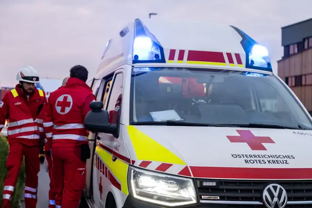Als der Fahrer sich wieder einordnen wollte, verlor er die Kontrolle über den Wagen. | Foto: Symbolbild Unfall-Rettung-Einsatz-fotokerschi.at